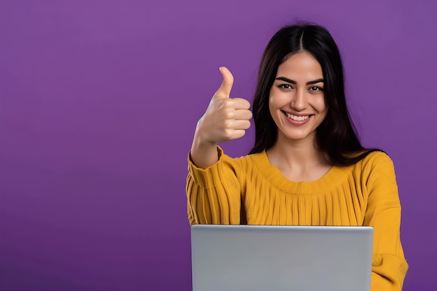 Mujer en la computadora portátil dando el pulgar hacia arriba