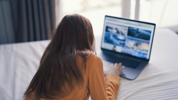 Mujer en la computadora portátil o ya en reposo en cama trabajo en internet