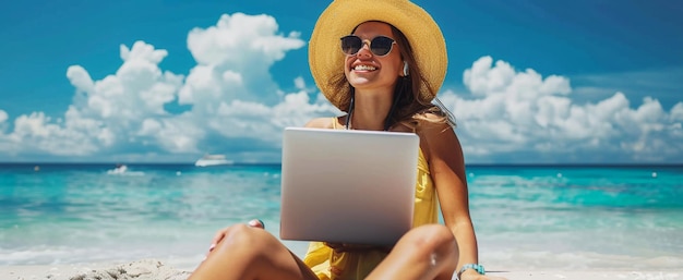 mujer con una computadora portátil en la playa