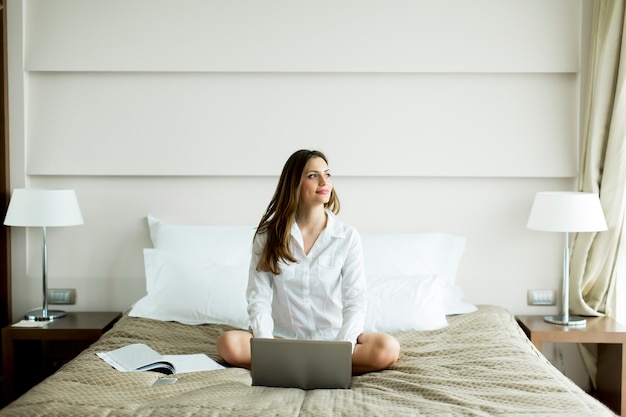 Mujer con una computadora portátil