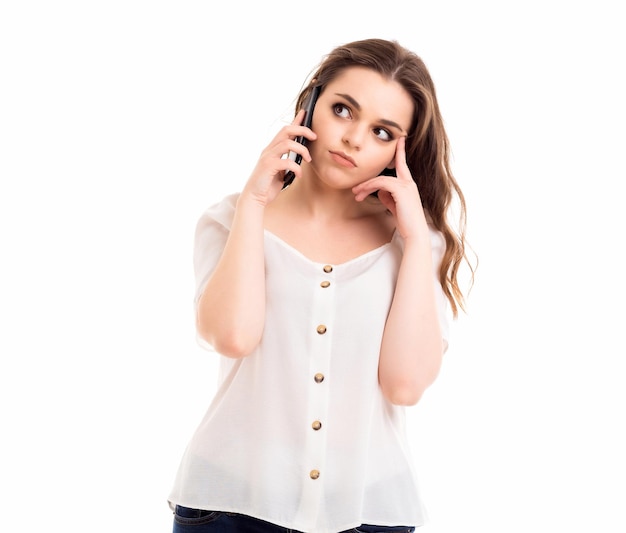 Foto una mujer se comunica por un teléfono móvil emociones en la comunicación chica sobre un fondo blanco