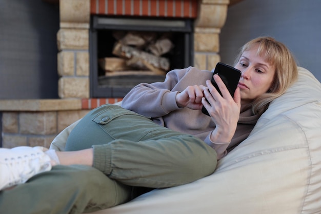 Una mujer se comunica por teléfono.