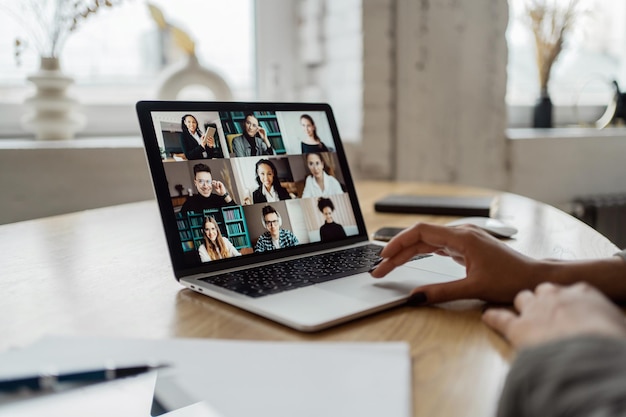 Foto mujer de comunicación por video con colegas en el lugar de trabajo independiente utiliza el informe de la empresa de computadoras portátiles