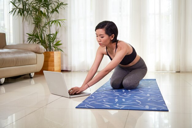 Mujer comunicándose en línea durante el entrenamiento