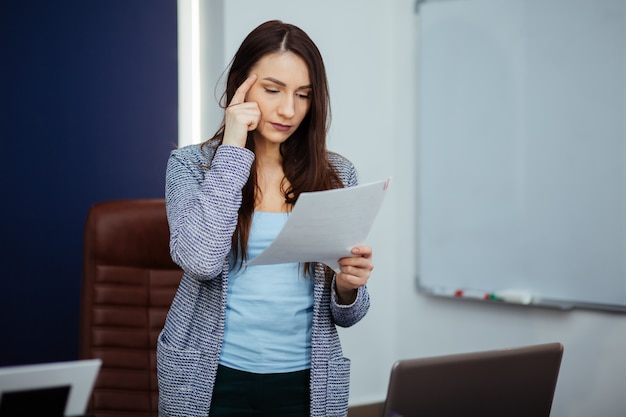 Mujer concebida con documentos, concepto de negocio