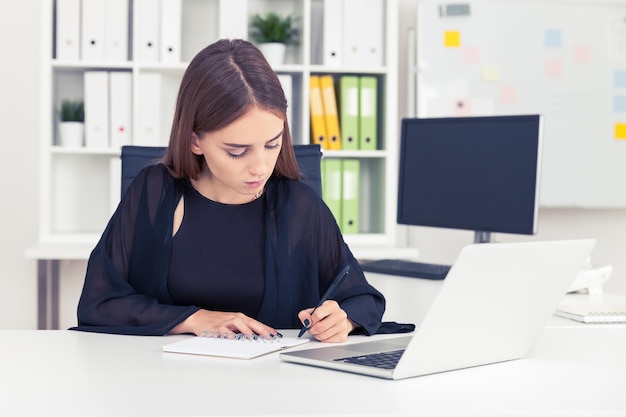 Mujer concentrada escribiendo