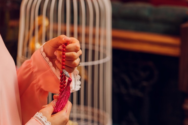 Mujer concentrada rezando con cuentas de rosario Namaste Cerrar las manos