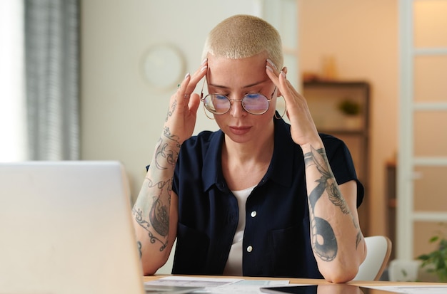 Mujer concentrando sus pensamientos trabajando en casa