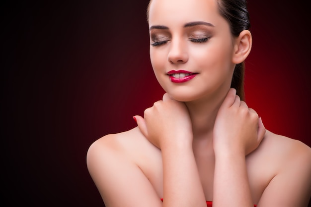 Mujer en concepto de belleza con lápiz labial rojo