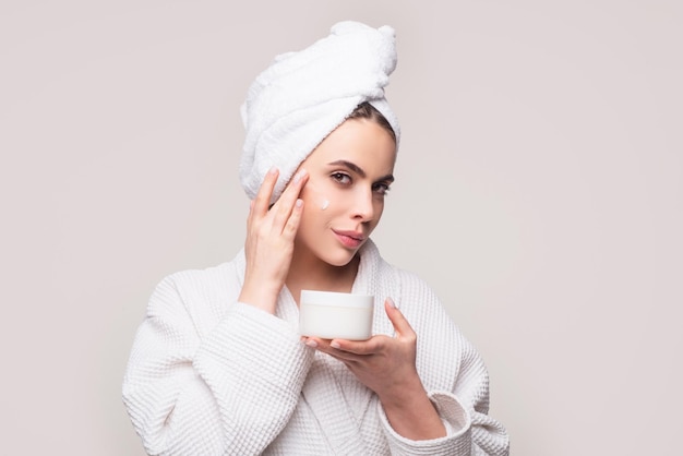 Mujer concepto de cuidado de la piel cosmetología belleza y spa productos para el cuidado de la piel