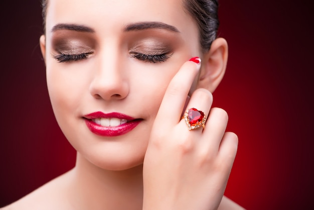 Mujer en concepto de glamour con joyas