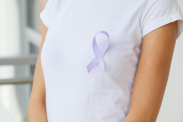 Mujer con conciencia de cáncer de próstata de cinta azul