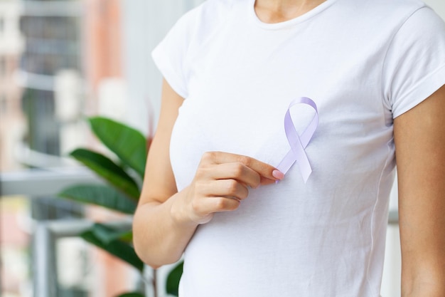 Mujer con conciencia de cáncer de próstata de cinta azul