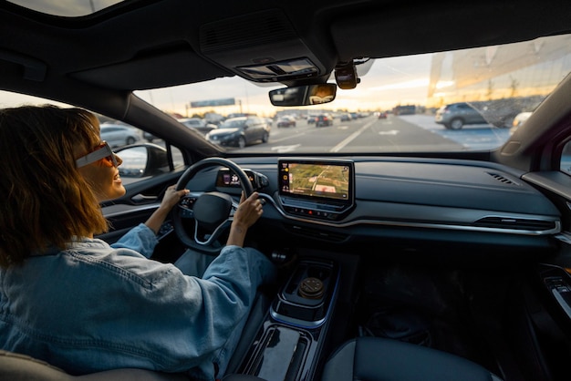 Mujer conduce un coche eléctrico moderno