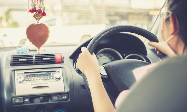 Foto mujer conduciendo un coche