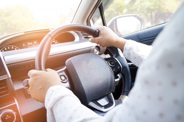 Mujer conduciendo coche