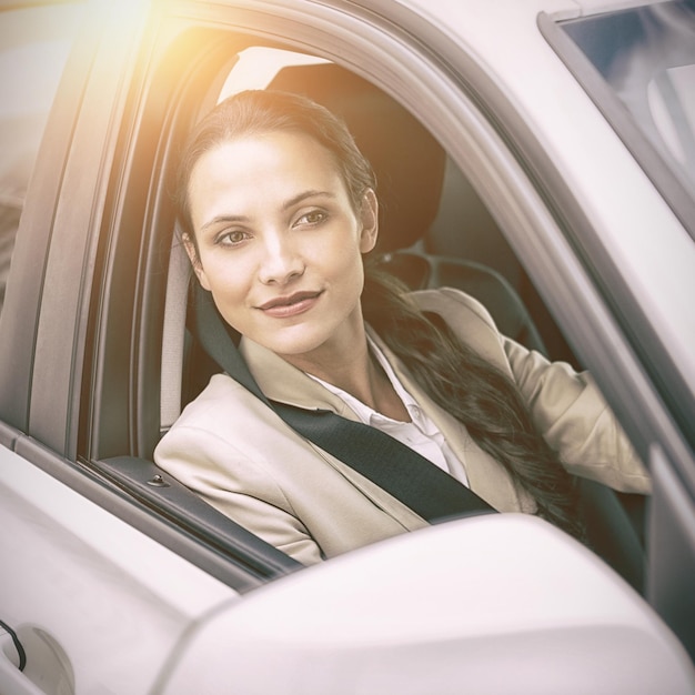 Foto mujer conduciendo y mirando a otro lado
