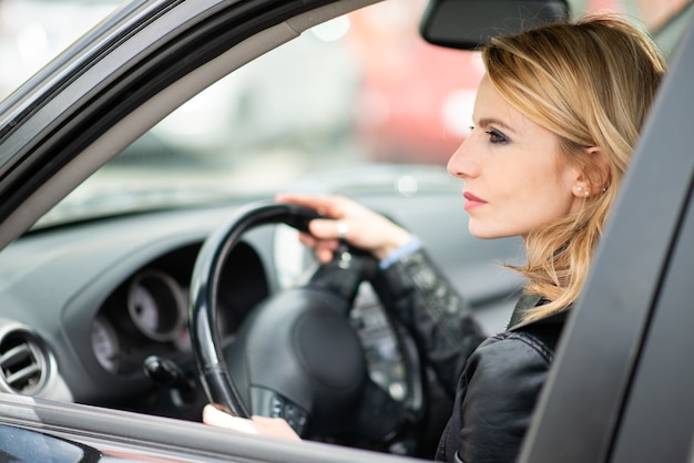 Mujer conduciendo su coche