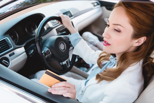 Foto mujer conduciendo