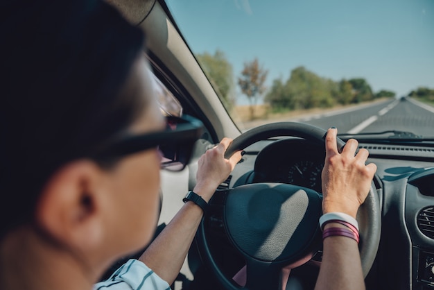 Foto mujer, conducir coche