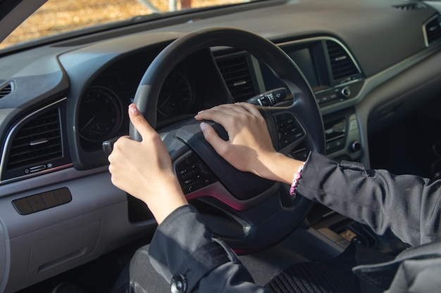 Mujer conductora caucásica tocando la bocina de un coche