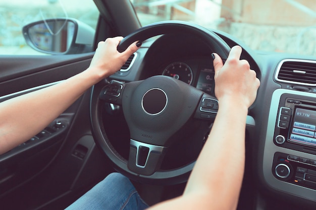 Mujer conductora conduciendo un coche