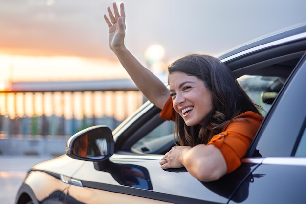 Foto la mujer conductora dentro del auto divirtiéndose mira a lo lejos tiene emociones y ondas en la temporada de verano