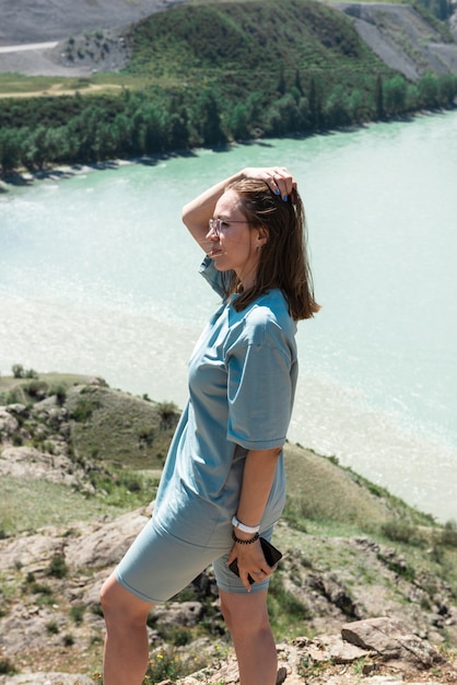 Mujer en la confluencia de dos ríos Katun y Chuya en las montañas de Altai
