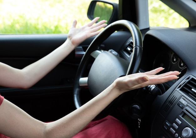 Mujer confundida al volante. Situación desconocida durante la conducción.