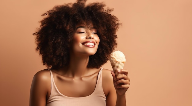 Una mujer con un cono de helado