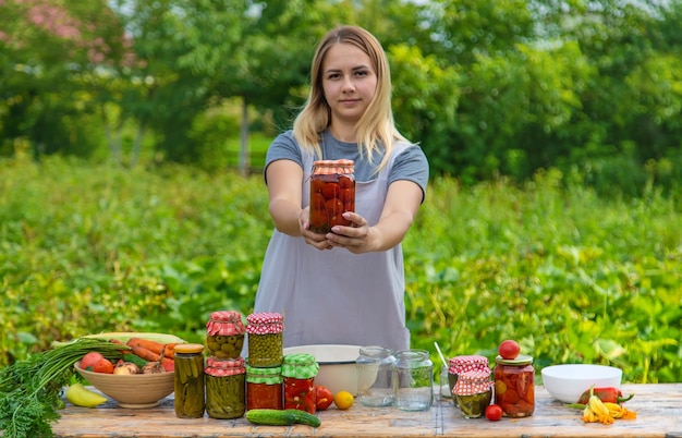 Una mujer conserva verduras en frascos Enfoque selectivo