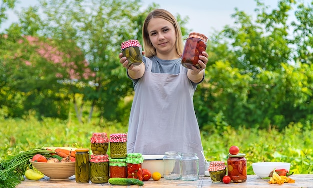 Una mujer conserva verduras en frascos Enfoque selectivo