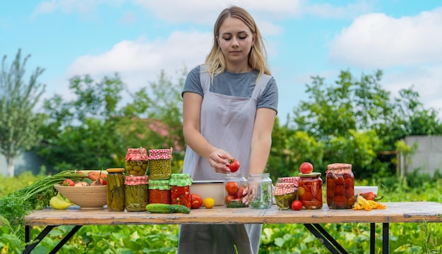 Una mujer conserva verduras en frascos Enfoque selectivo