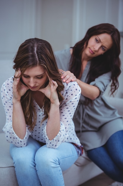 Mujer consolando a su amiga molesta