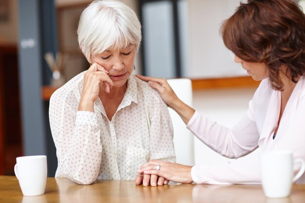 Mujer consolando a su madre en casa