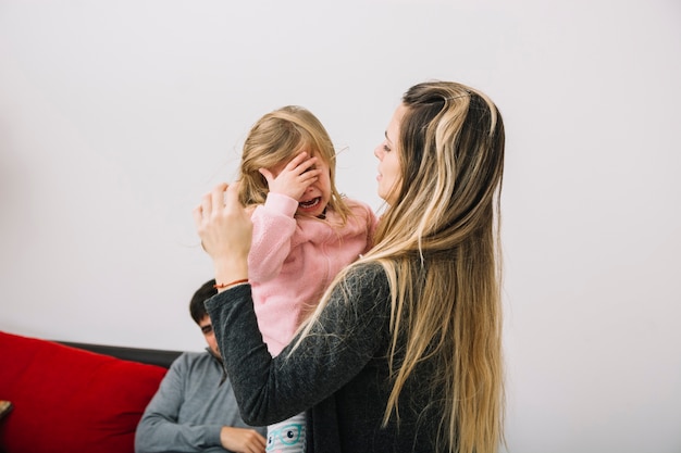 Foto mujer consolando a su pequeña hija llorando