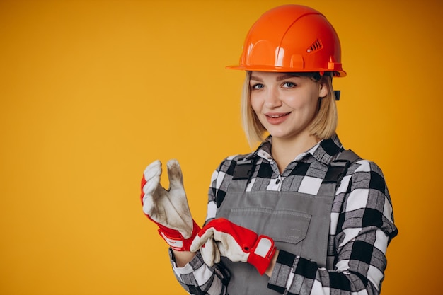 Mujer constructora en casco naranja aislado sobre fondo naranja