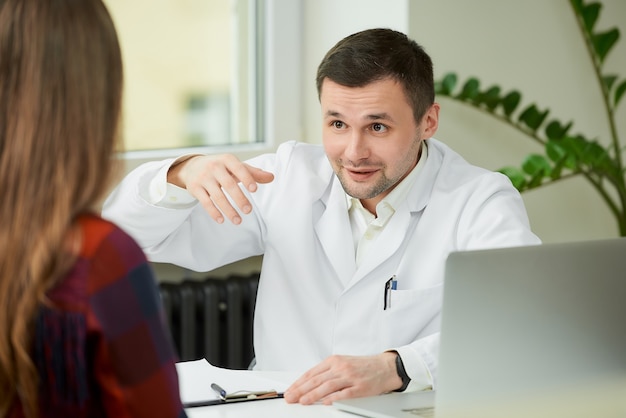 mujer en consulta médica