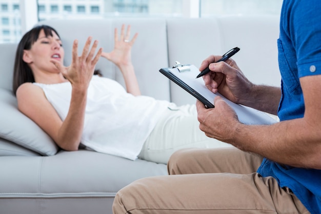 Mujer consultando a un terapeuta en clínica