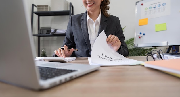 Mujer contable de negocios que usa calculadora y portátil para guardar datos financieros en la sala de oficina Concepto de contabilidad fiscal financiera de negocios