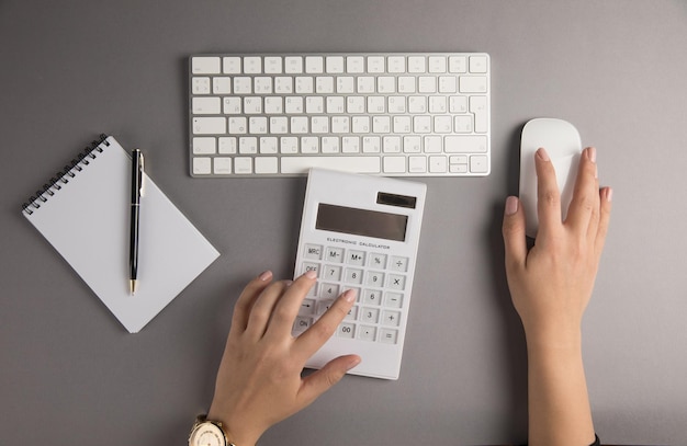 Mujer contando con una calculadora