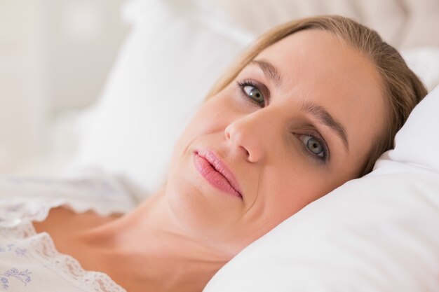 Mujer de contenido natural descansando en la cama