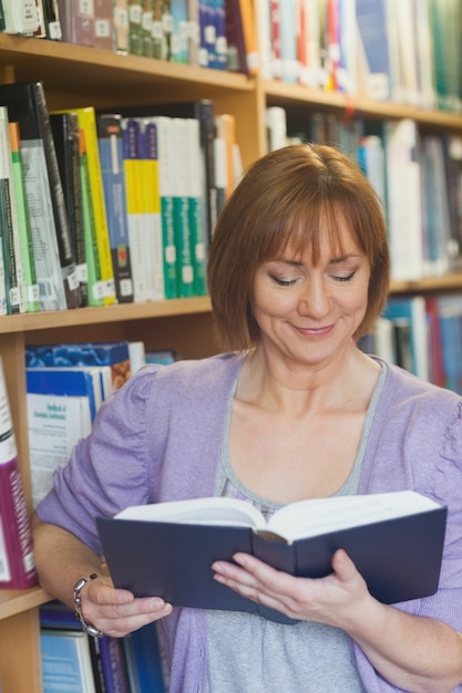 Mujer de contenido pacífico leyendo un libro