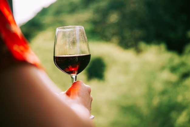 Mujer con copa de vino sabroso