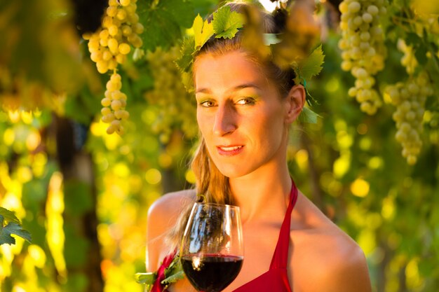 Mujer con copa de vino en viña