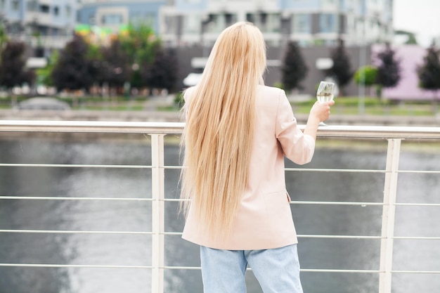 mujer con copa de vino.