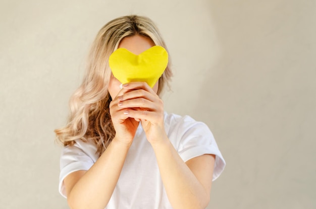 mujer, con, corazón amarillo, concepto, de, amor, conciencia, amarillo, septiembre