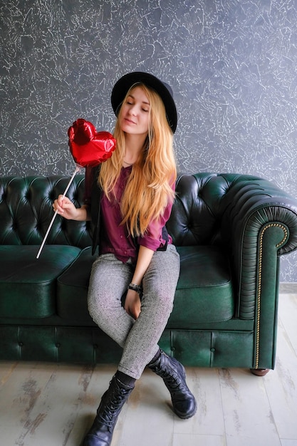 Mujer con un corazón de globo rojo el 14 de febrero el día de San Valentín.