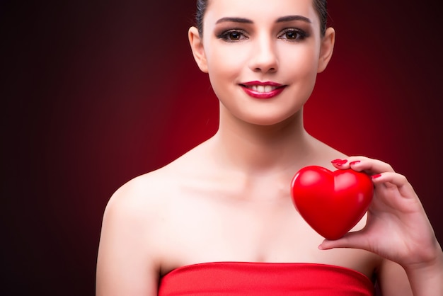 Mujer con corazón rojo en concepto romántico