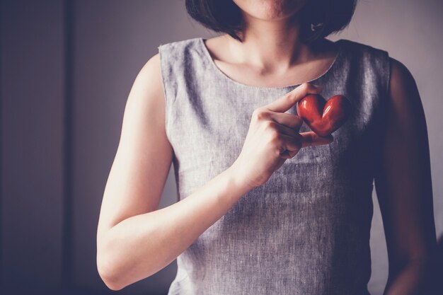 Mujer con corazón rojo, seguro de salud, concepto de caridad de donación